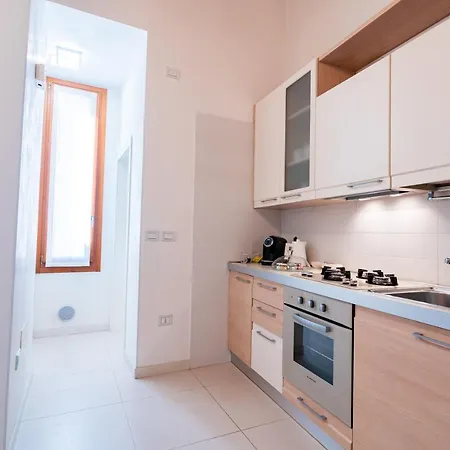 Delle Scienze 11 アパート